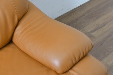 中古　カリモク家具(karimoku)　Chitano(チターノ)　スタイリッシュな金属脚の2人掛けレザーソファ　(R-086705)