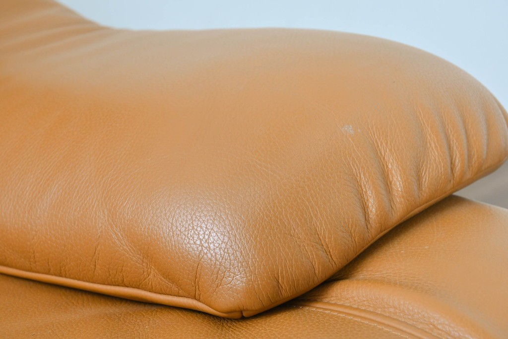 中古　カリモク家具(karimoku)　Chitano(チターノ)　スタイリッシュな金属脚の2人掛けレザーソファ　(R-086705)