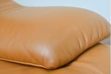 中古　カリモク家具(karimoku)　Chitano(チターノ)　スタイリッシュな金属脚の2人掛けレザーソファ　(R-086705)