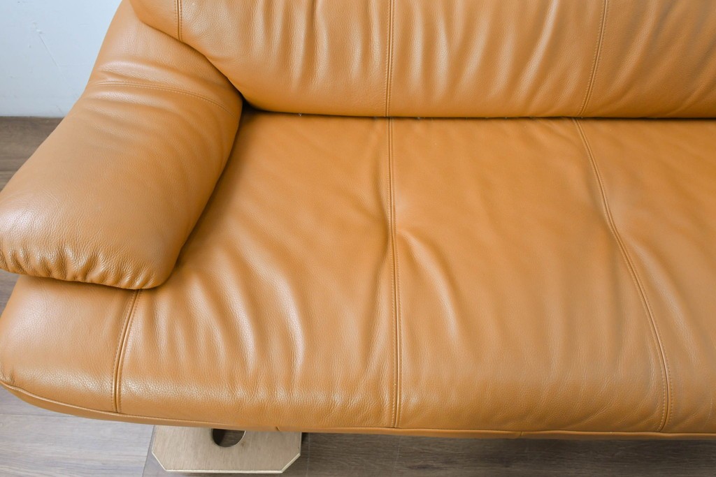 中古　カリモク家具(karimoku)　Chitano(チターノ)　スタイリッシュな金属脚の2人掛けレザーソファ　(R-086705)