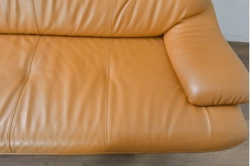 中古　カリモク家具(karimoku)　Chitano(チターノ)　スタイリッシュな金属脚の2人掛けレザーソファ　(R-086705)