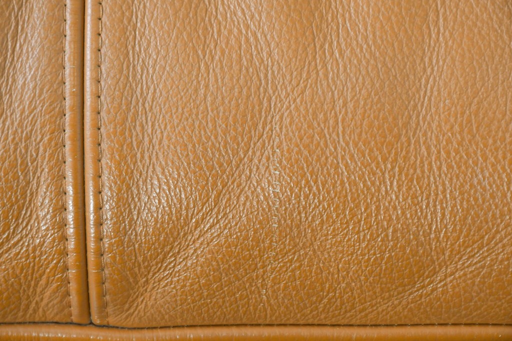 中古　カリモク家具(karimoku)　Chitano(チターノ)　スタイリッシュな金属脚の2人掛けレザーソファ　(R-086705)