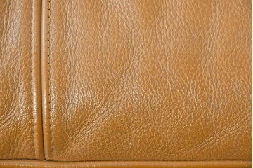 中古　カリモク家具(karimoku)　Chitano(チターノ)　スタイリッシュな金属脚の2人掛けレザーソファ　(R-086705)