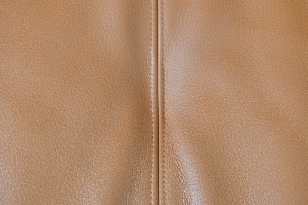 中古　カリモク家具(karimoku)　Chitano(チターノ)　スタイリッシュな金属脚の2人掛けレザーソファ　(R-086705)