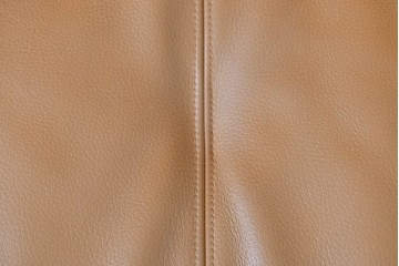 中古　カリモク家具(karimoku)　Chitano(チターノ)　スタイリッシュな金属脚の2人掛けレザーソファ　(R-086705)