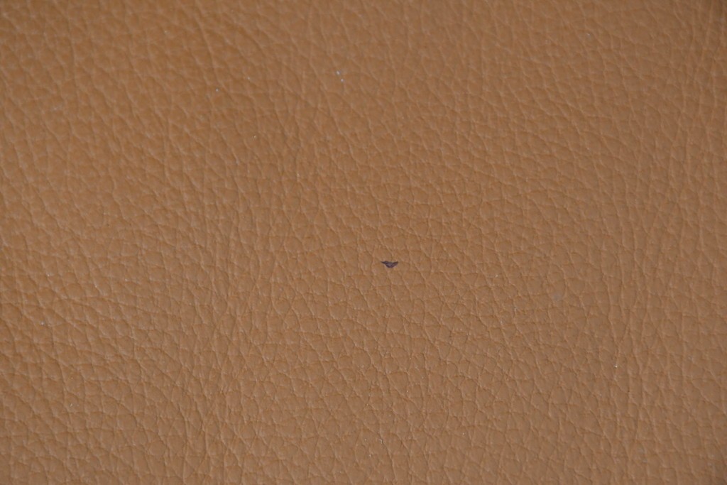 中古　カリモク家具(karimoku)　Chitano(チターノ)　スタイリッシュな金属脚の2人掛けレザーソファ　(R-086705)