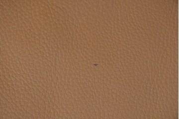 中古　カリモク家具(karimoku)　Chitano(チターノ)　スタイリッシュな金属脚の2人掛けレザーソファ　(R-086705)