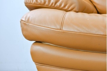 中古　カリモク家具(karimoku)　Chitano(チターノ)　スタイリッシュな金属脚の2人掛けレザーソファ　(R-086705)