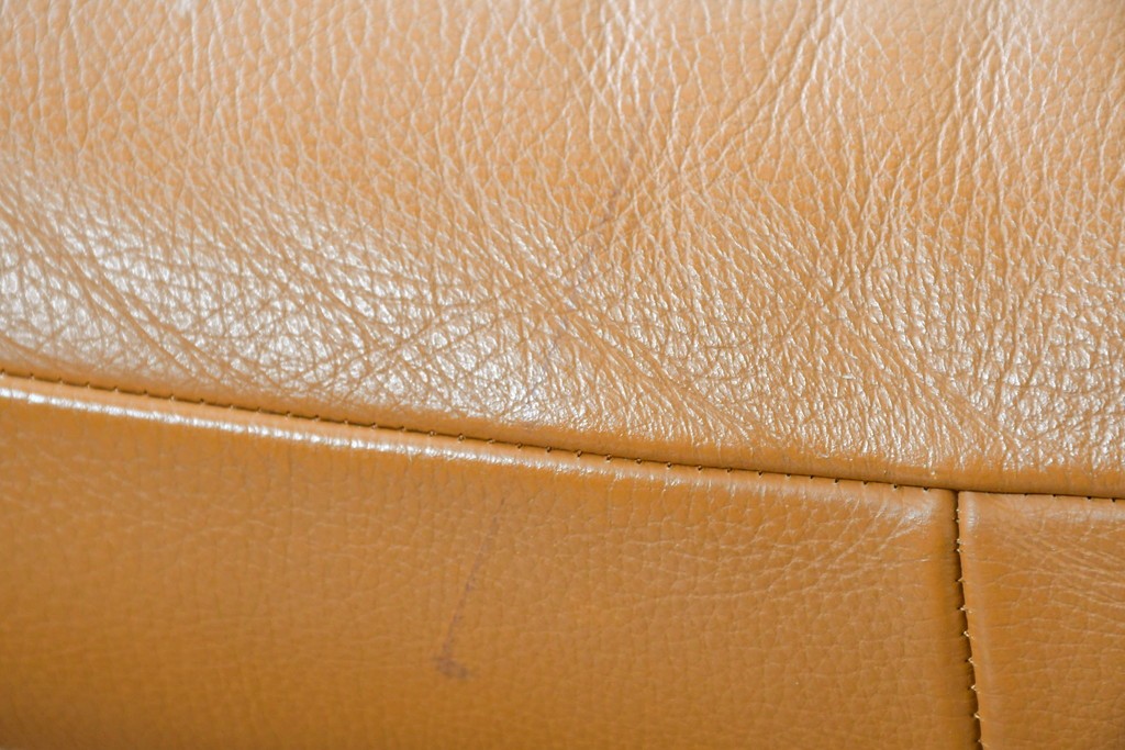 中古　カリモク家具(karimoku)　Chitano(チターノ)　スタイリッシュな金属脚の2人掛けレザーソファ　(R-086705)