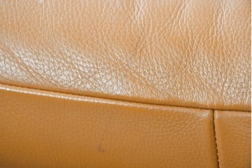 中古　カリモク家具(karimoku)　Chitano(チターノ)　スタイリッシュな金属脚の2人掛けレザーソファ　(R-086705)