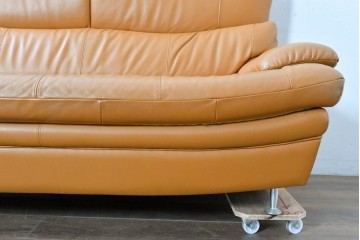 中古　カリモク家具(karimoku)　Chitano(チターノ)　スタイリッシュな金属脚の2人掛けレザーソファ　(R-086705)