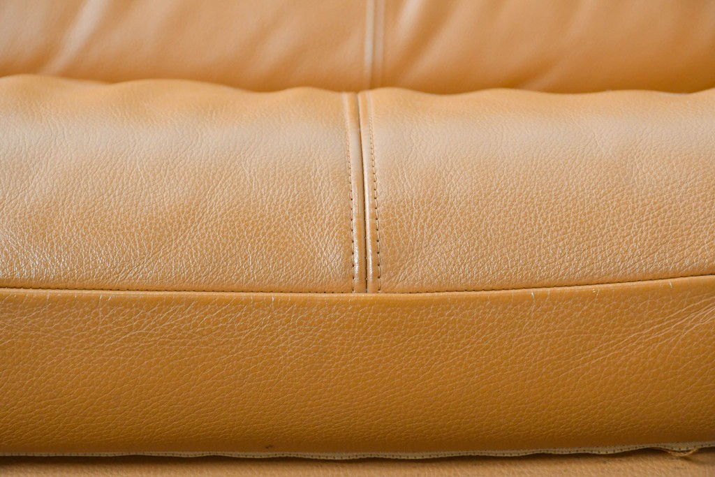 中古　カリモク家具(karimoku)　Chitano(チターノ)　スタイリッシュな金属脚の2人掛けレザーソファ　(R-086705)