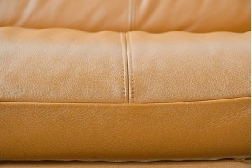 中古　カリモク家具(karimoku)　Chitano(チターノ)　スタイリッシュな金属脚の2人掛けレザーソファ　(R-086705)