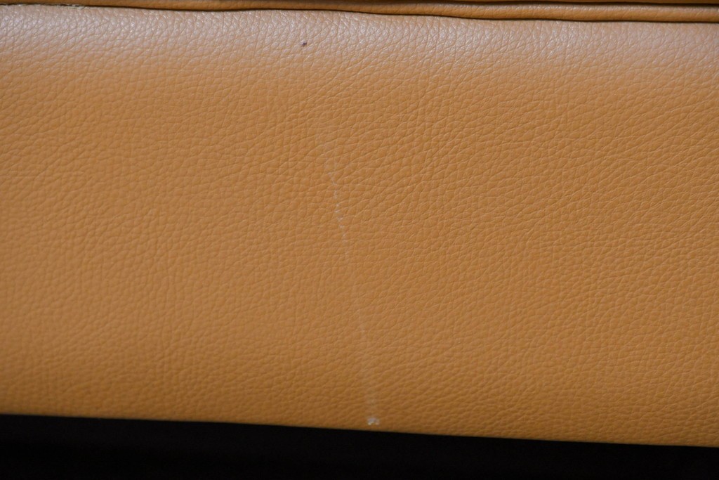 中古　カリモク家具(karimoku)　Chitano(チターノ)　スタイリッシュな金属脚の2人掛けレザーソファ　(R-086705)