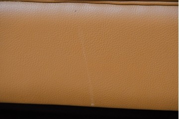 中古　カリモク家具(karimoku)　Chitano(チターノ)　スタイリッシュな金属脚の2人掛けレザーソファ　(R-086705)