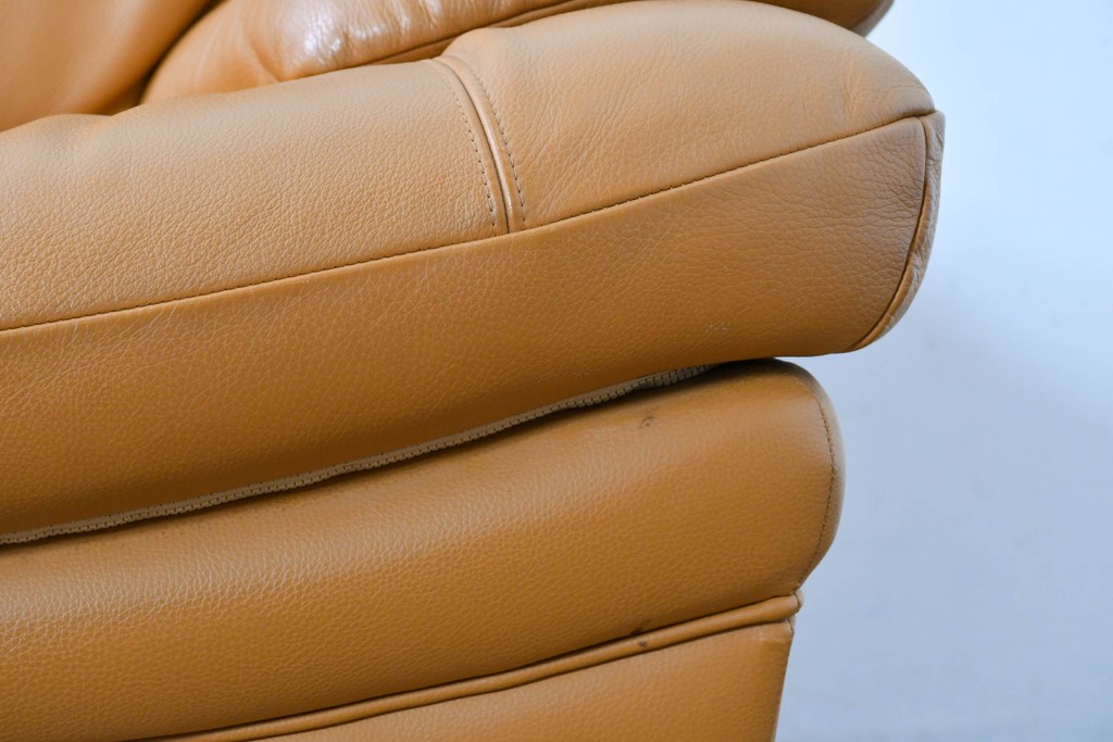 中古　カリモク家具(karimoku)　Chitano(チターノ)　スタイリッシュな金属脚の2人掛けレザーソファ　(R-086705)