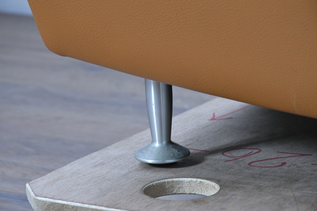 中古　カリモク家具(karimoku)　Chitano(チターノ)　スタイリッシュな金属脚の2人掛けレザーソファ　(R-086705)