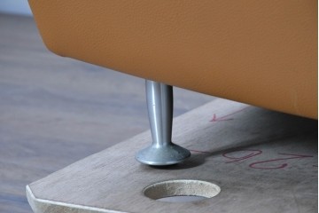 中古　カリモク家具(karimoku)　Chitano(チターノ)　スタイリッシュな金属脚の2人掛けレザーソファ　(R-086705)