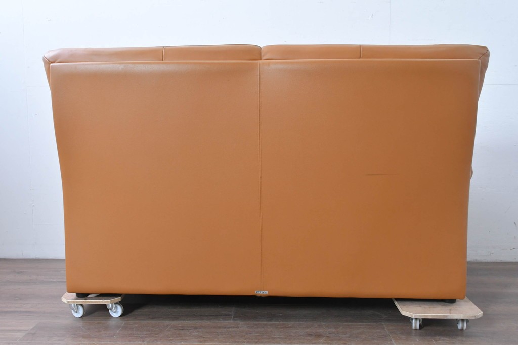 中古　カリモク家具(karimoku)　Chitano(チターノ)　スタイリッシュな金属脚の2人掛けレザーソファ　(R-086705)