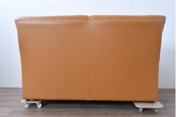 中古　カリモク家具(karimoku)　Chitano(チターノ)　スタイリッシュな金属脚の2人掛けレザーソファ　(R-086705)