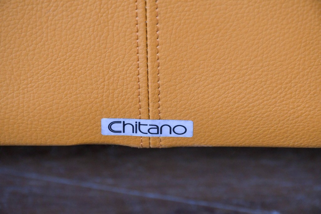 中古　カリモク家具(karimoku)　Chitano(チターノ)　スタイリッシュな金属脚の2人掛けレザーソファ　(R-086705)