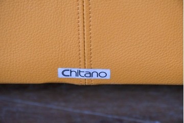 中古　カリモク家具(karimoku)　Chitano(チターノ)　スタイリッシュな金属脚の2人掛けレザーソファ　(R-086705)