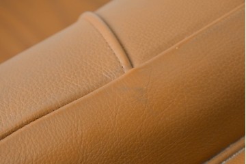 中古　カリモク家具(karimoku)　Chitano(チターノ)　スタイリッシュな金属脚の2人掛けレザーソファ　(R-086705)