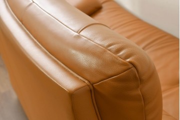 中古　カリモク家具(karimoku)　Chitano(チターノ)　スタイリッシュな金属脚の2人掛けレザーソファ　(R-086705)