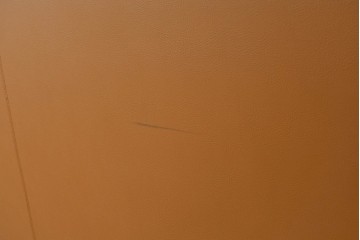 中古　カリモク家具(karimoku)　Chitano(チターノ)　スタイリッシュな金属脚の2人掛けレザーソファ　(R-086705)