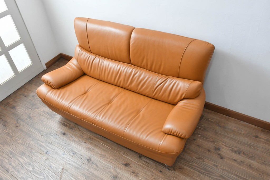中古　カリモク家具(karimoku)　Chitano(チターノ)　スタイリッシュな金属脚の2人掛けレザーソファ　(R-086705)