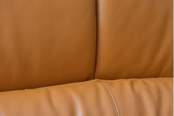 中古　カリモク家具(karimoku)　Chitano(チターノ)　スタイリッシュな金属脚の2人掛けレザーソファ　(R-086705)