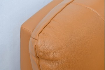 中古　カリモク家具(karimoku)　Chitano(チターノ)　スタイリッシュな金属脚の2人掛けレザーソファ　(R-086705)