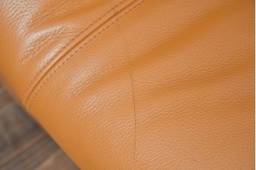 中古　カリモク家具(karimoku)　Chitano(チターノ)　スタイリッシュな金属脚の2人掛けレザーソファ　(R-086705)