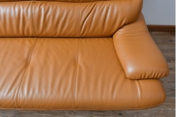 中古　カリモク家具(karimoku)　Chitano(チターノ)　スタイリッシュな金属脚の2人掛けレザーソファ　(R-086705)