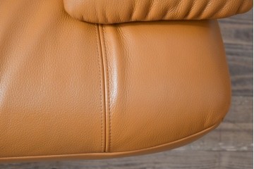 中古　カリモク家具(karimoku)　Chitano(チターノ)　スタイリッシュな金属脚の2人掛けレザーソファ　(R-086705)