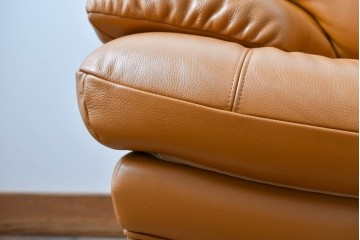 中古　カリモク家具(karimoku)　Chitano(チターノ)　スタイリッシュな金属脚の2人掛けレザーソファ　(R-086705)
