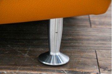 中古　カリモク家具(karimoku)　Chitano(チターノ)　スタイリッシュな金属脚の2人掛けレザーソファ　(R-086705)