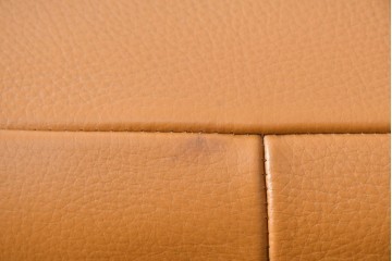 中古　カリモク家具(karimoku)　Chitano(チターノ)　スタイリッシュな金属脚の2人掛けレザーソファ　(R-086705)