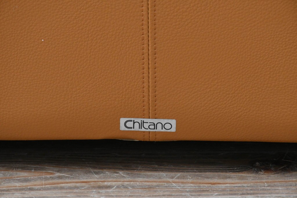 中古　カリモク家具(karimoku)　Chitano(チターノ)　スタイリッシュな金属脚の2人掛けレザーソファ　(R-086705)