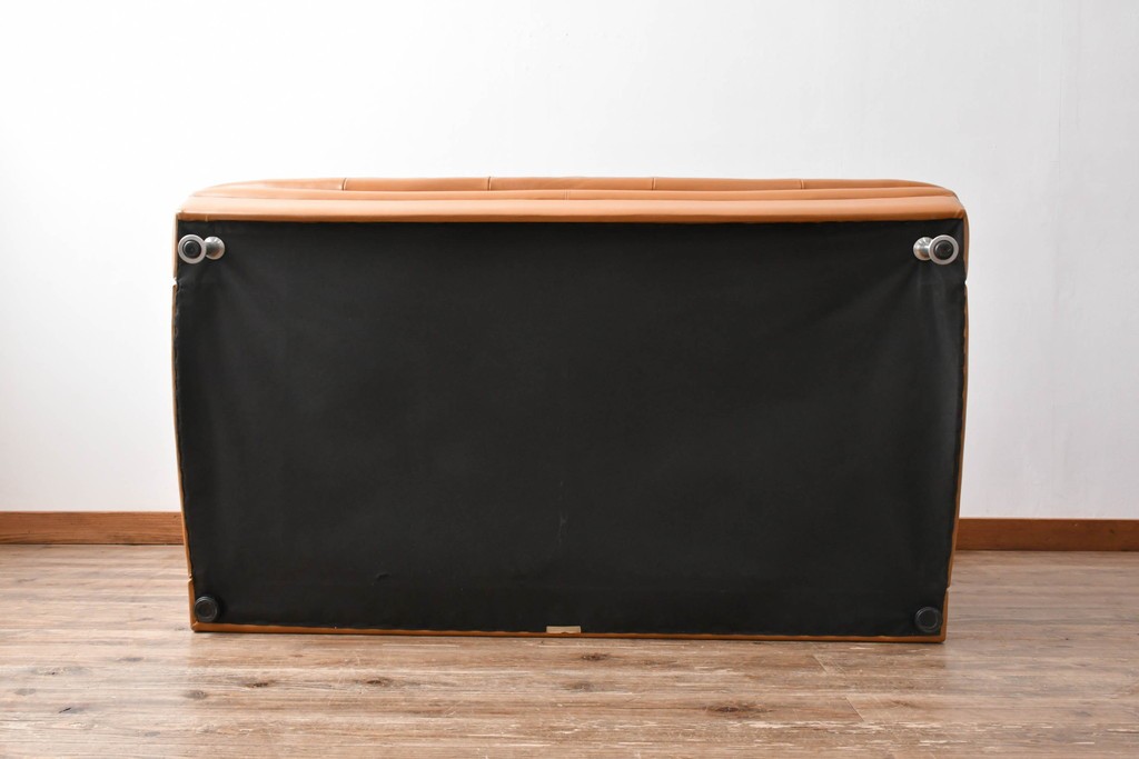 中古　カリモク家具(karimoku)　Chitano(チターノ)　スタイリッシュな金属脚の2人掛けレザーソファ　(R-086705)