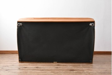 中古　カリモク家具(karimoku)　Chitano(チターノ)　スタイリッシュな金属脚の2人掛けレザーソファ　(R-086705)