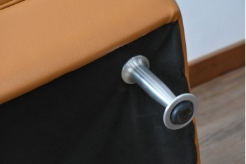 中古　カリモク家具(karimoku)　Chitano(チターノ)　スタイリッシュな金属脚の2人掛けレザーソファ　(R-086705)