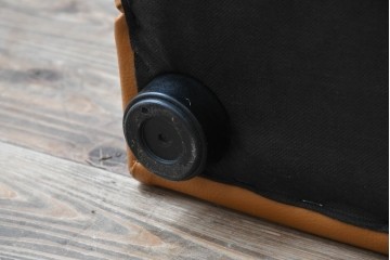 中古　カリモク家具(karimoku)　Chitano(チターノ)　スタイリッシュな金属脚の2人掛けレザーソファ　(R-086705)