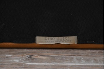 中古　カリモク家具(karimoku)　Chitano(チターノ)　スタイリッシュな金属脚の2人掛けレザーソファ　(R-086705)