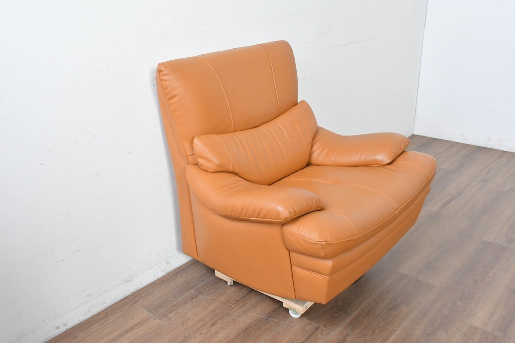 中古　カリモク家具(karimoku)　Chitano(チターノ)　回転式の1人掛けレザーソファ　(R-086706)