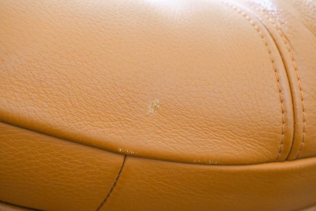 中古　カリモク家具(karimoku)　Chitano(チターノ)　回転式の1人掛けレザーソファ　(R-086706)