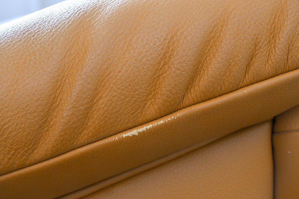 中古　カリモク家具(karimoku)　Chitano(チターノ)　回転式の1人掛けレザーソファ　(R-086706)