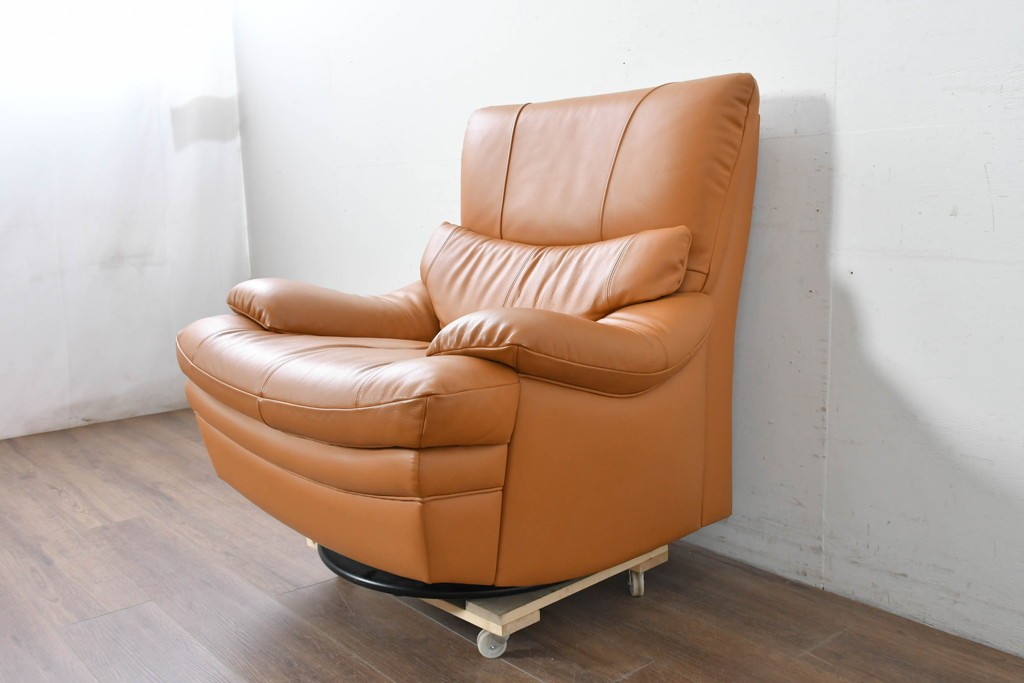 中古　カリモク家具(karimoku)　Chitano(チターノ)　回転式の1人掛けレザーソファ　(R-086706)