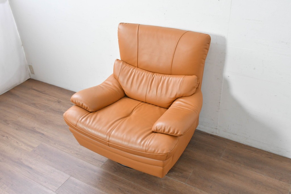 中古　カリモク家具(karimoku)　Chitano(チターノ)　回転式の1人掛けレザーソファ　(R-086706)