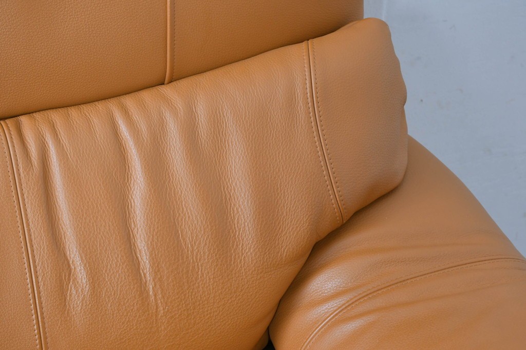 中古　カリモク家具(karimoku)　Chitano(チターノ)　回転式の1人掛けレザーソファ　(R-086706)